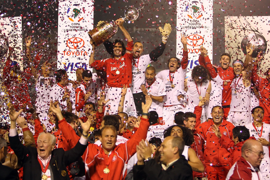 Elenco do Inter ergue a taça da Libertadores de 2006