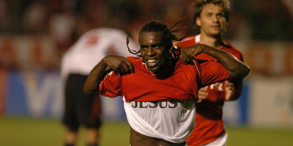 Tinga tira a camisa em comemoração na final da Libertadores de 2006